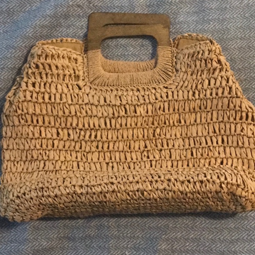 DO EVERYTHING IN LOVE straw tote